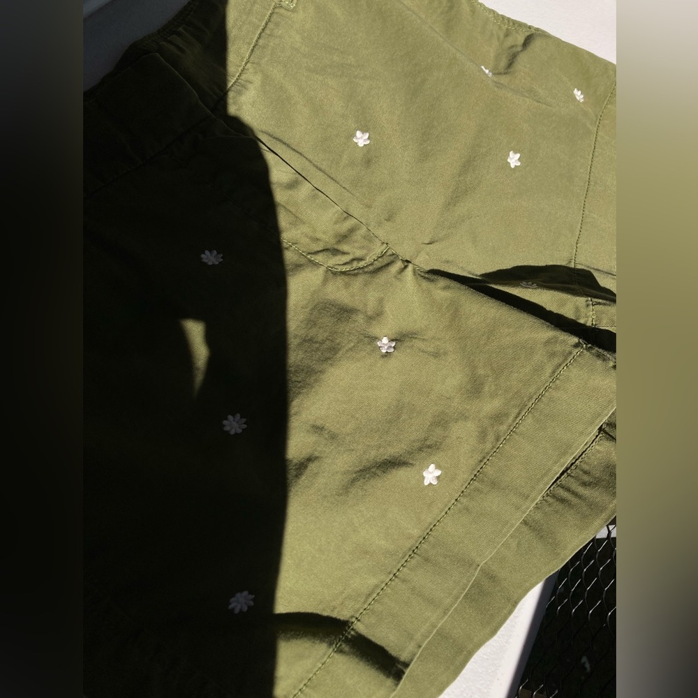 J Crew Green Chinos White Embroidered Flowers All Over Daisy Cotton Shorts - Picture 15 of 17